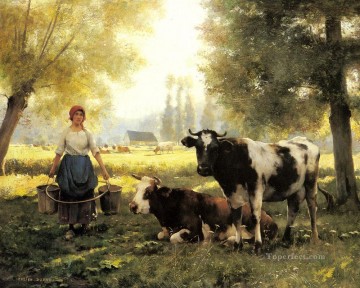 牛 雄牛 Painting - 夏の日の牛と牛乳を注ぐ農場の生活 リアリズム ジュリアン・デュプレ